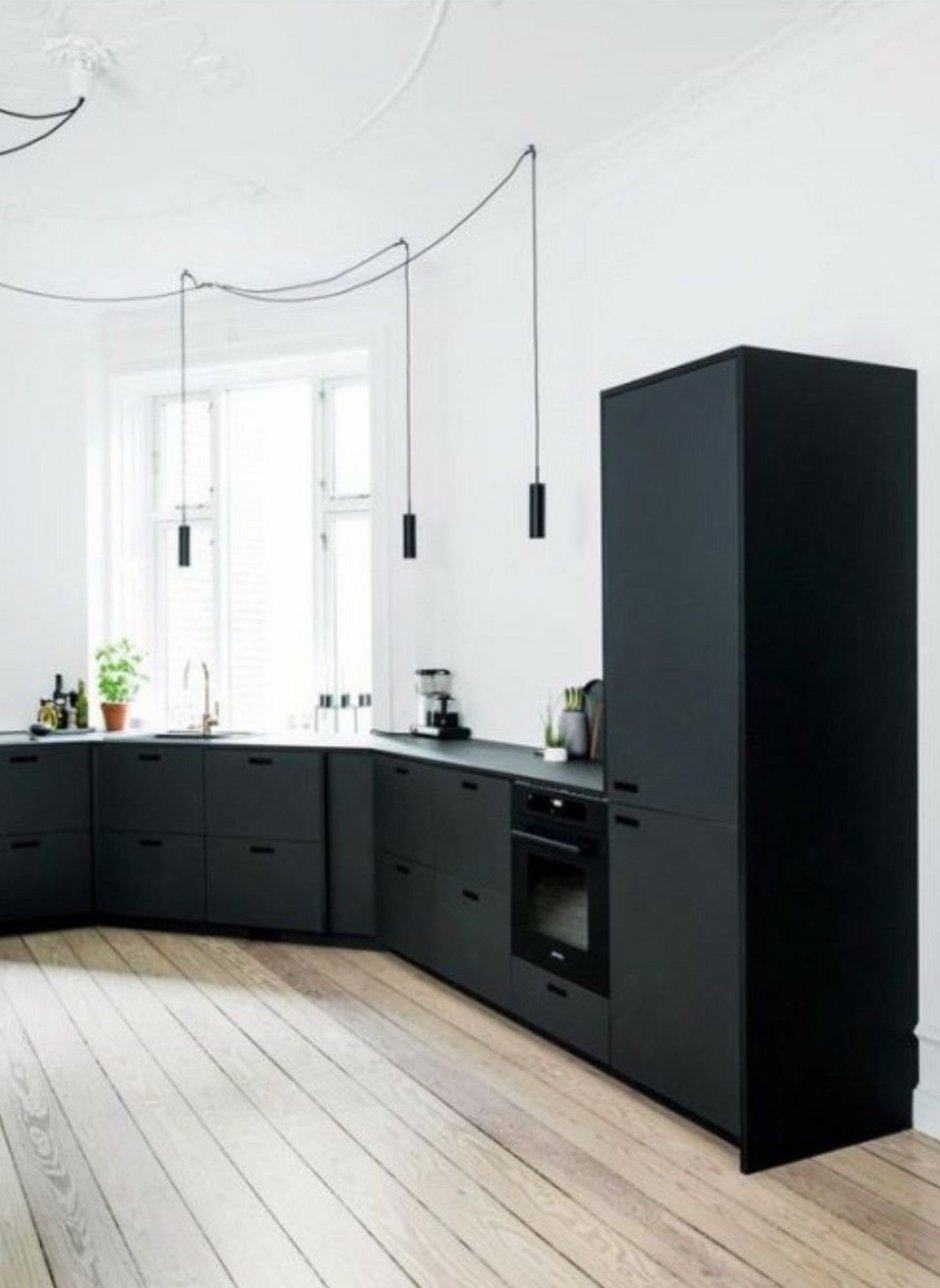Черные холодильники в интерьерах кухонь (57 фото)