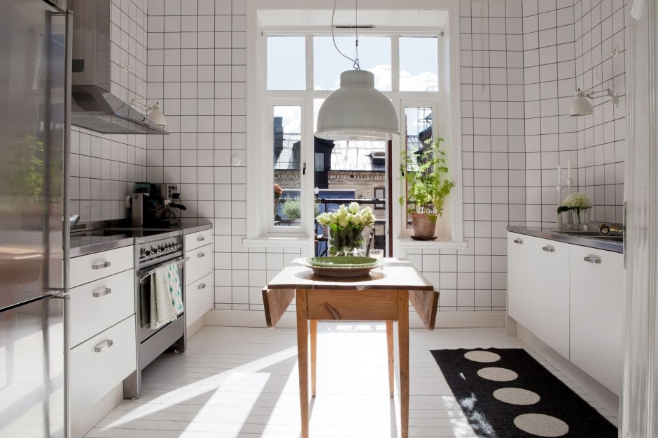 Облицовка кухни белой плиткой до потолка