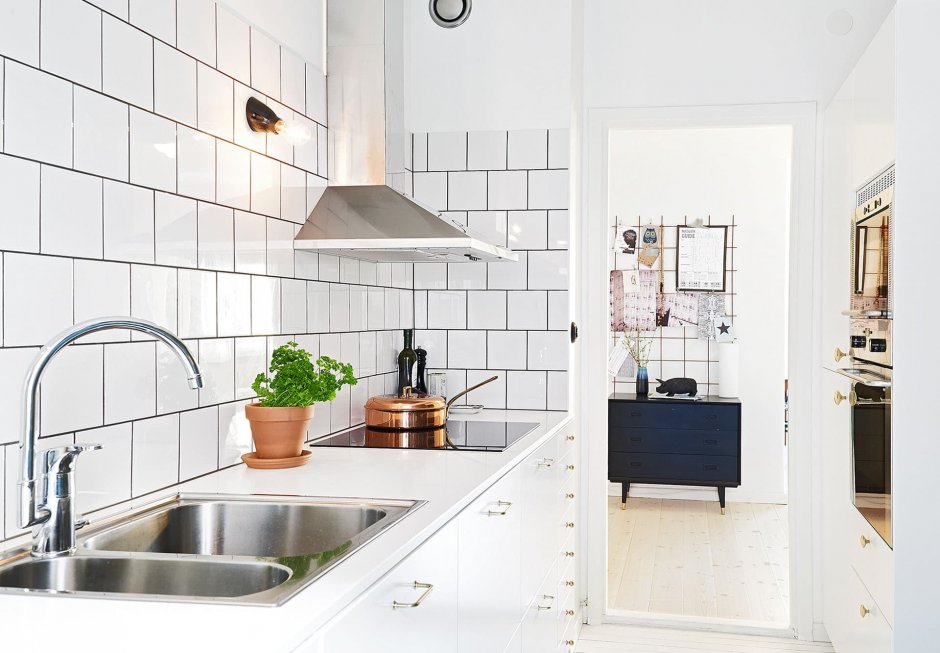 Белая плитка в интерьере кухонь (58 фото)