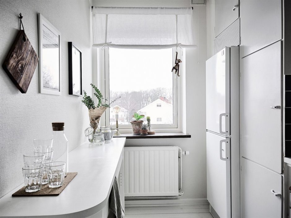 Дизайн маленькой узкой кухни с окном