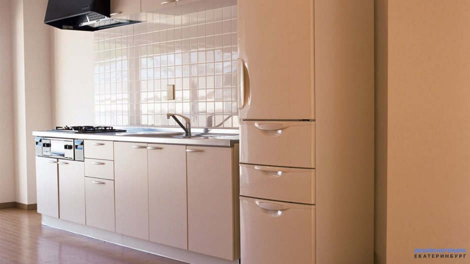Белая кухня с бежевым холодильником