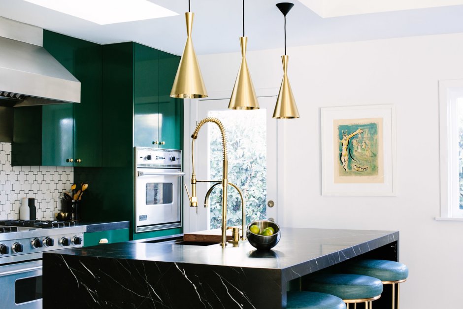 Кухня изумрудного цвета с золотом