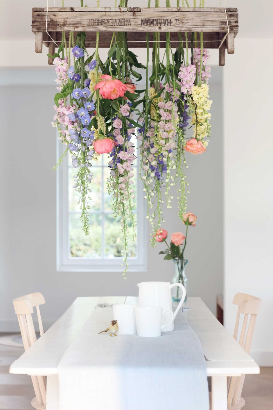 Искусственные цветы в интерьере кухонь (60 фото)