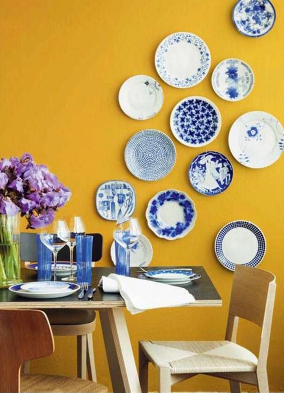 Декоративные тарелки на стене в интерьере