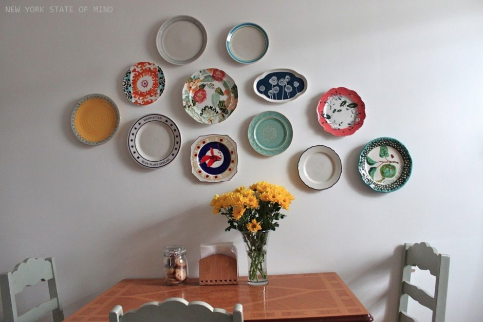 Сувенирные тарелки в интерьере кухни