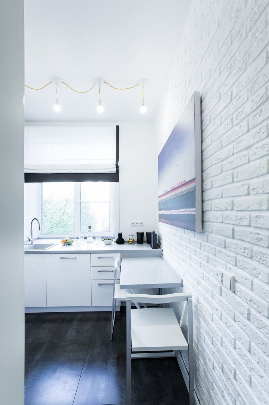 Белая кирпичная стена на кухне