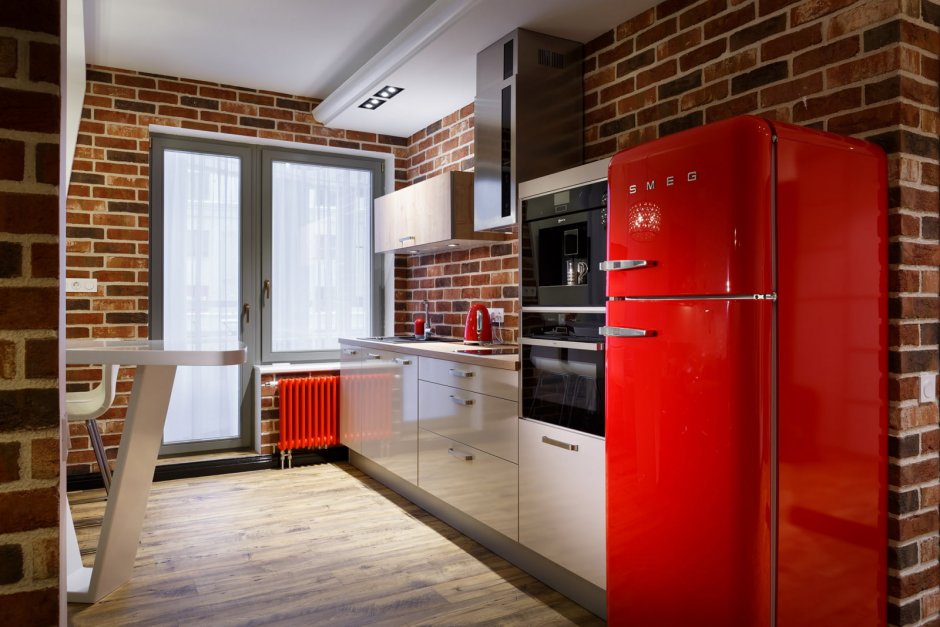 Красный холодильник в интерьере лофт