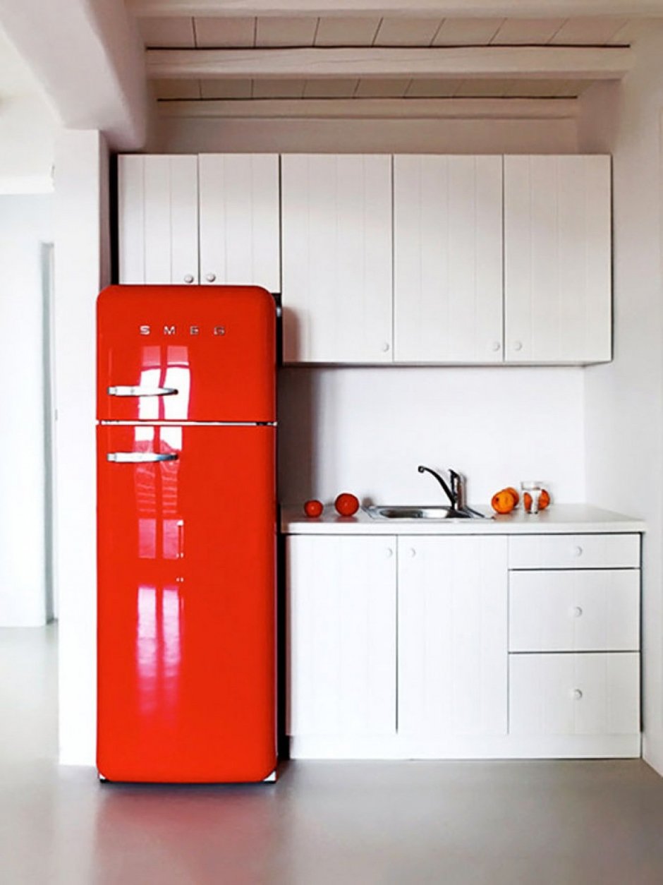 Красные холодильники в интерьере кухонь (59 фото)
