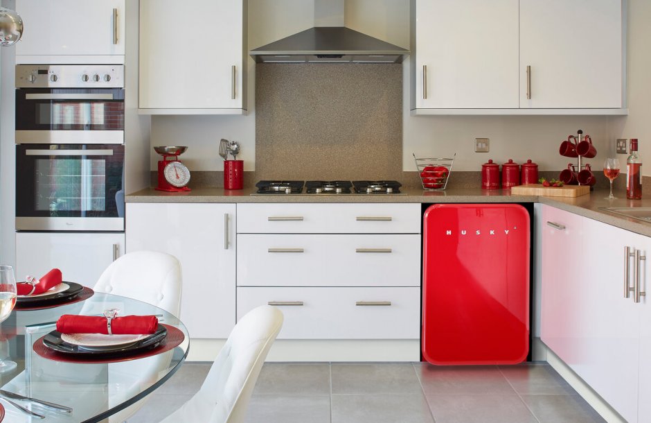 Белая кухня с красным холодильником