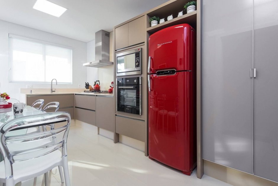 Красный холодильник в интерьере