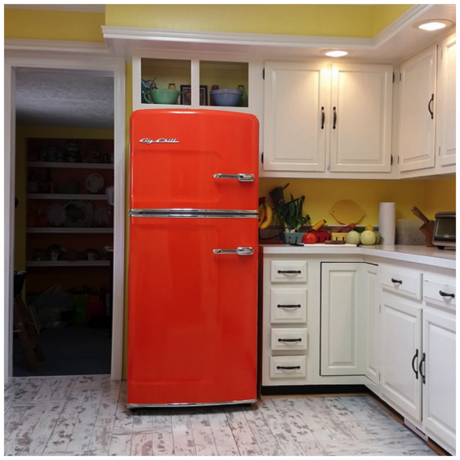 Цветной холодильник в интерьере кухни
