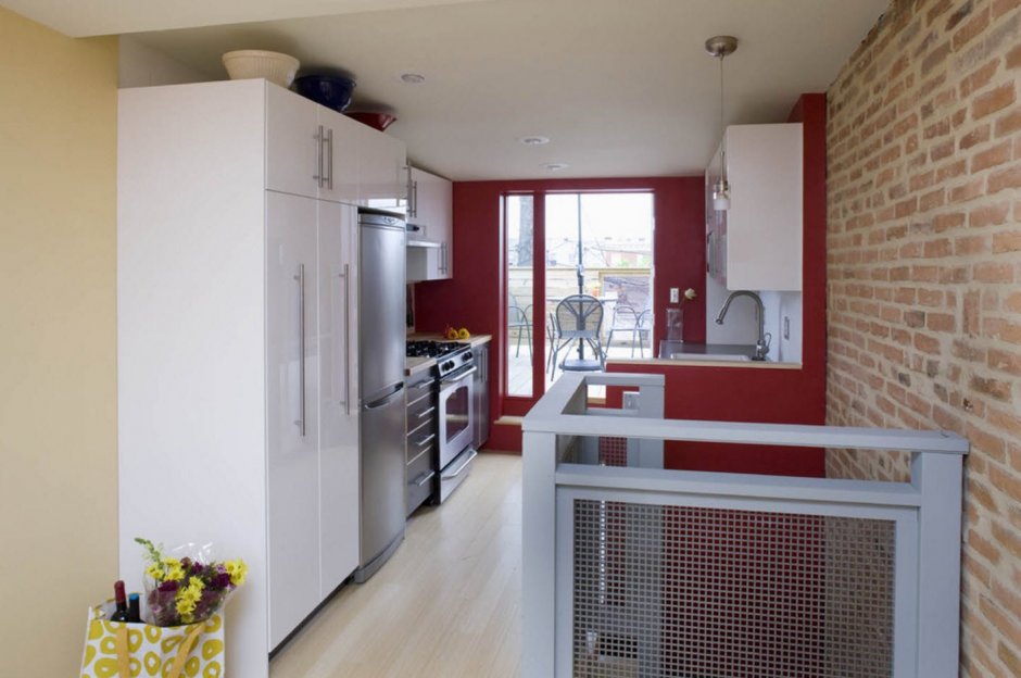 Красный холодильник в маленькой кухне