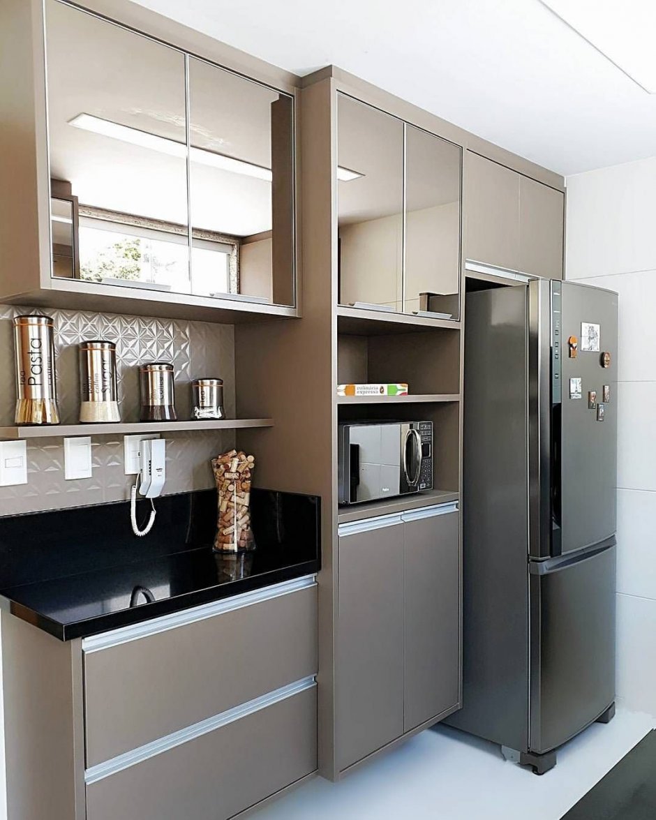 Холодильник в современной кухне