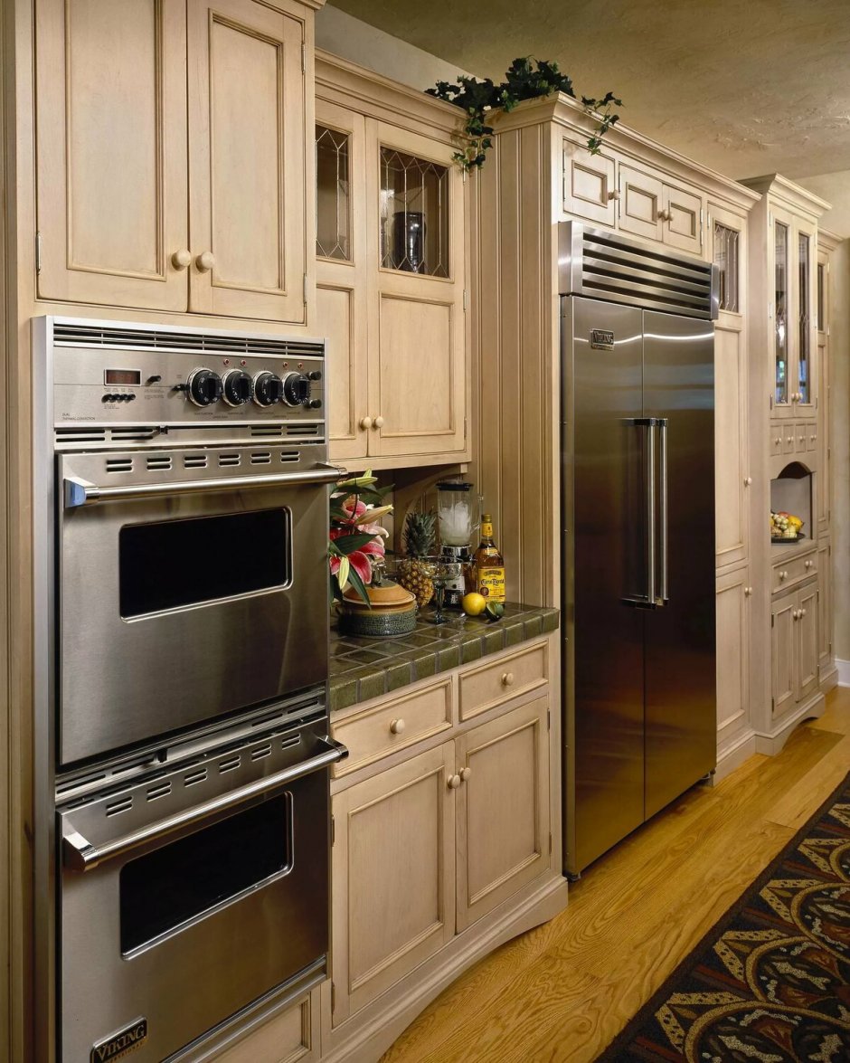 Кухня с бежевым холодильником