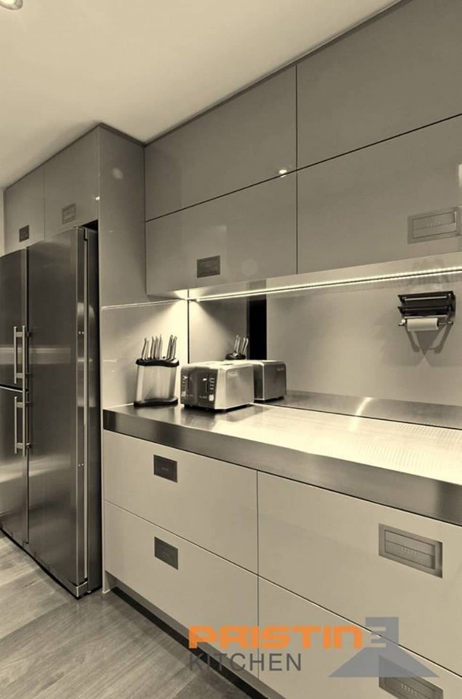 Серебристый холодильник в интерьере кухни
