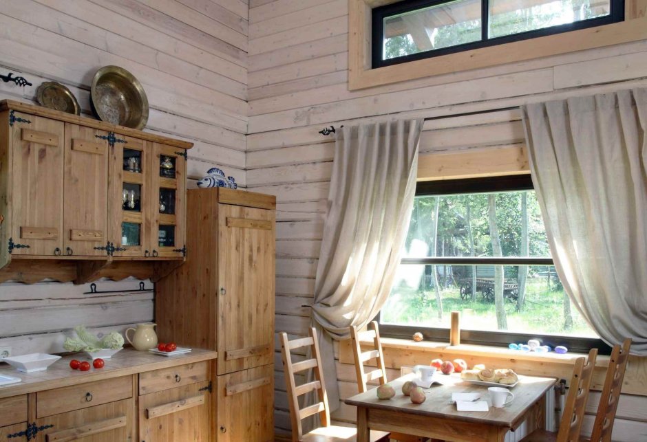 Кухня в маленьком деревянном доме