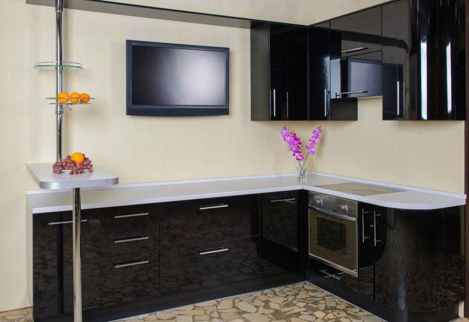 Угловая кухня с телевизором