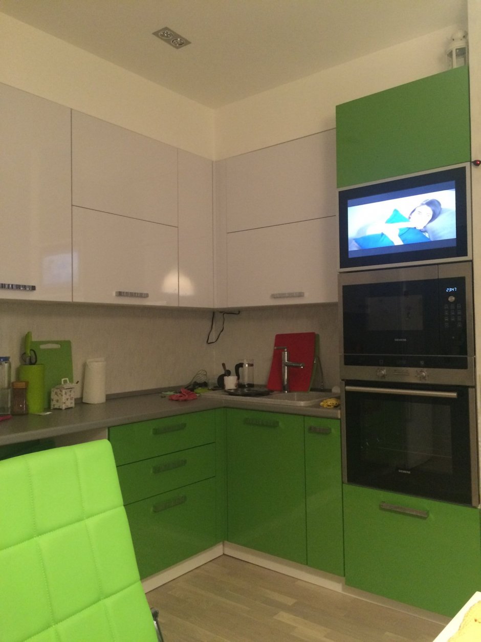 Угловая кухня с телевизором на стене