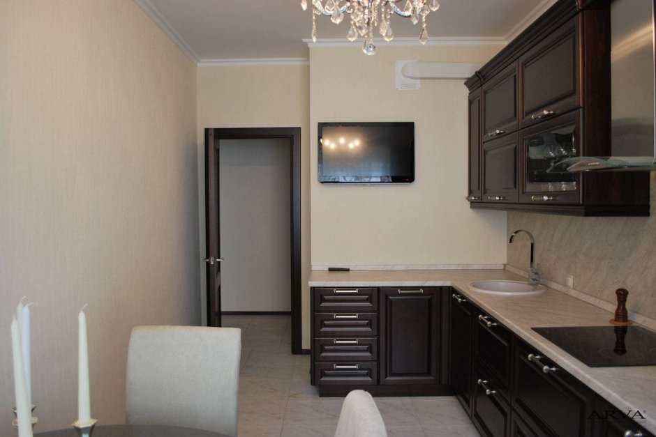 Маленькая кухня с телевизором