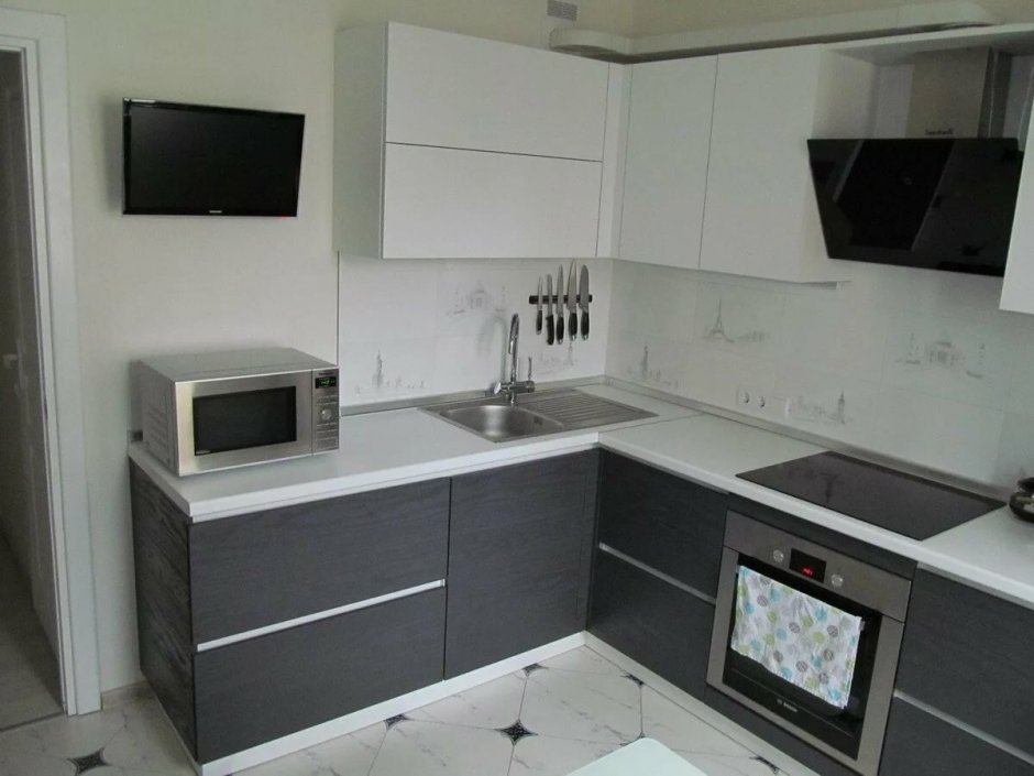 Угловая кухня в хрущевке серая