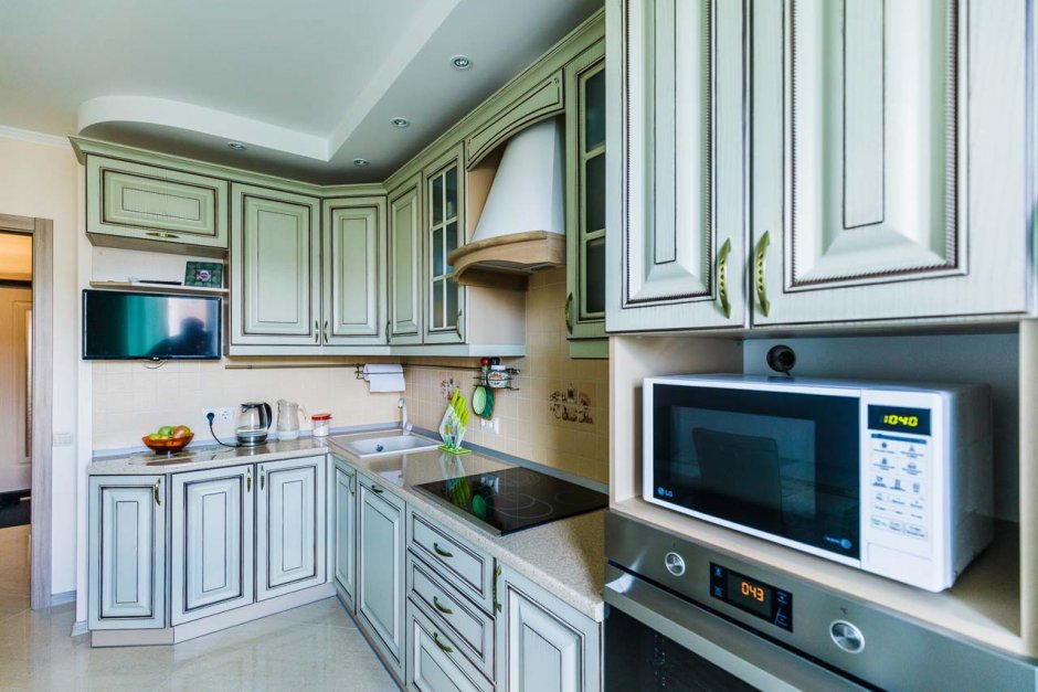 Телевизор на классической кухне