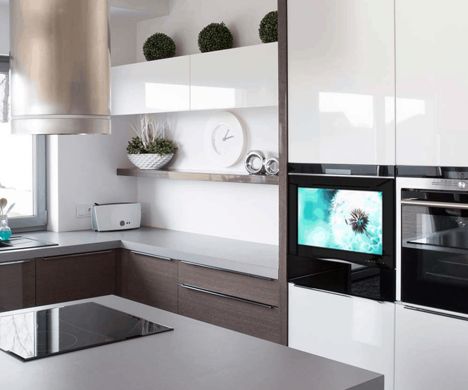 Угловой кухонный гарнитур с телевизором