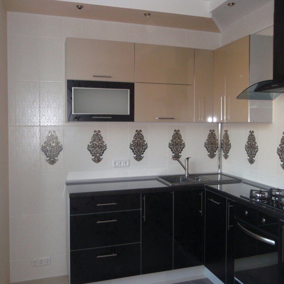 Угловая черно белая с телевизором кухня