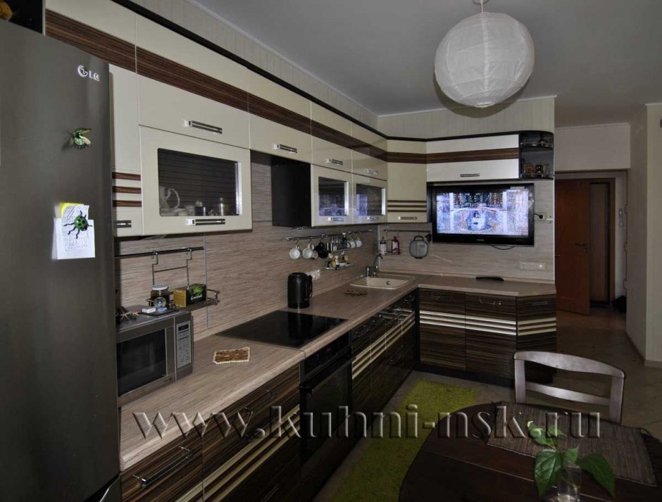 Угловая кухня с телевизором на стене