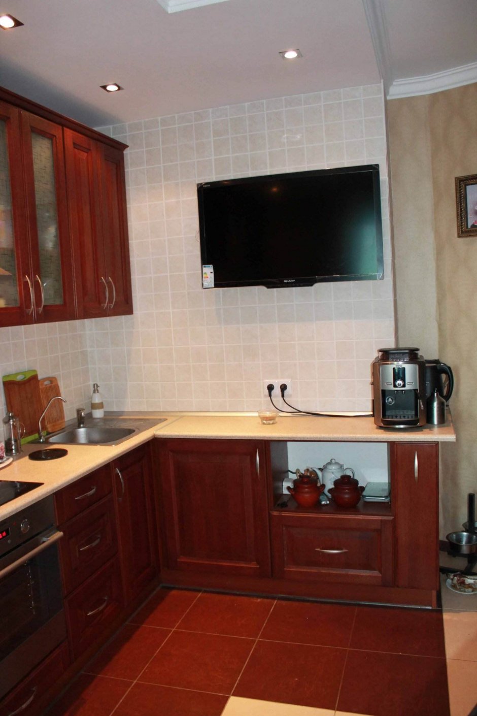 Маленькие угловые кухни с телевизором