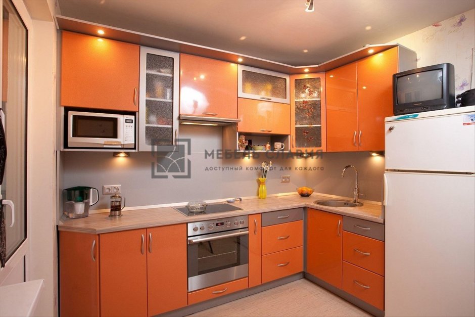 Маленькая кухня в оранжевом цвете