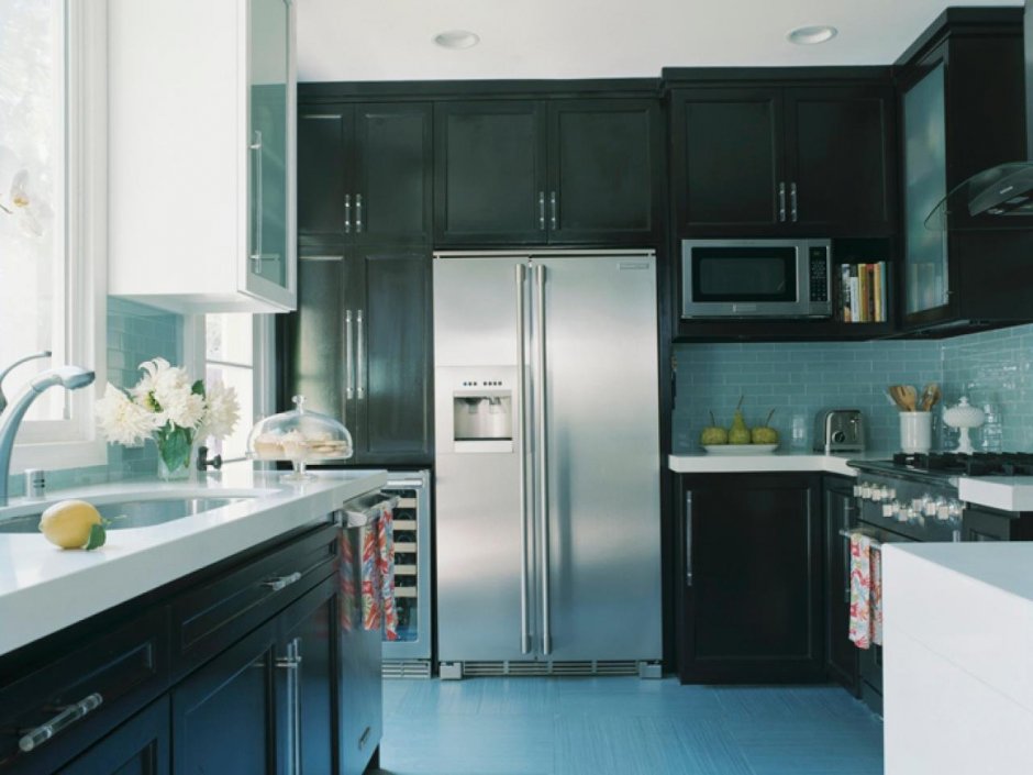 Кухонные гарнитуры и серебристый холодильник