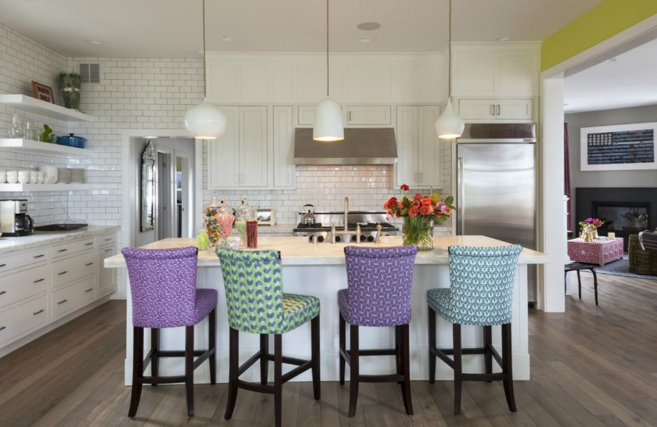 Белая кухня с яркими стульями