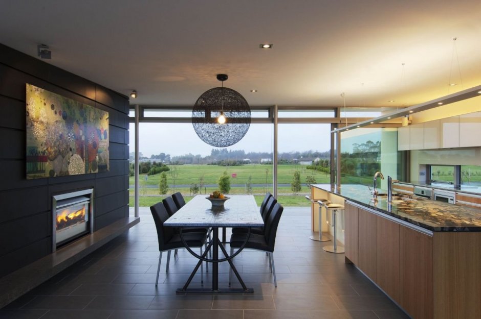 Просторная кухня с панорамными окнами