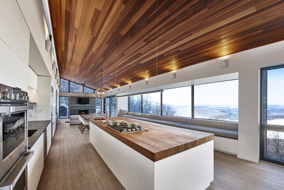 Современная кухня с панорамными окнами
