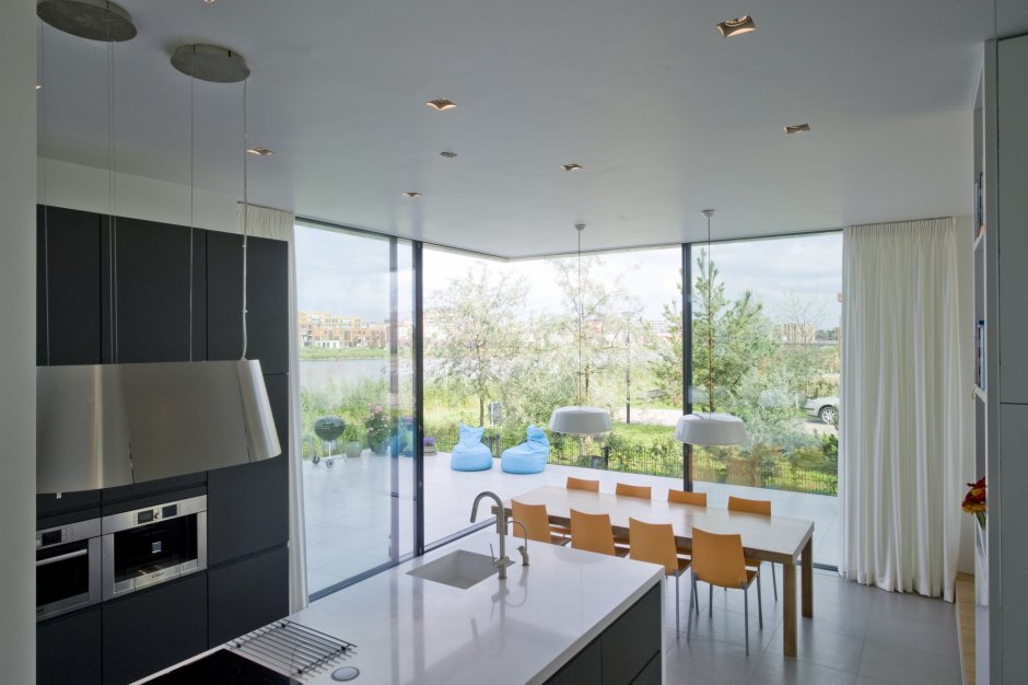Кухня с панорамным остеклением