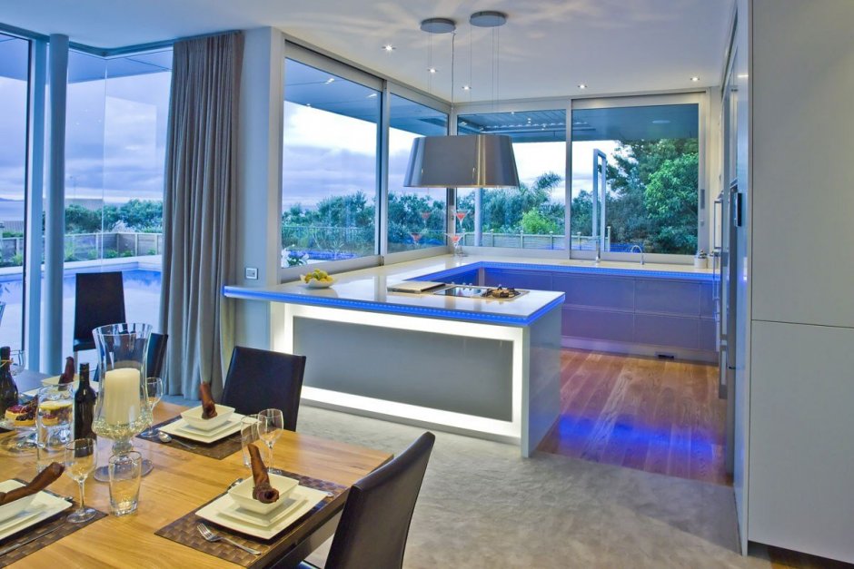 Кухня с большим панорамным окном