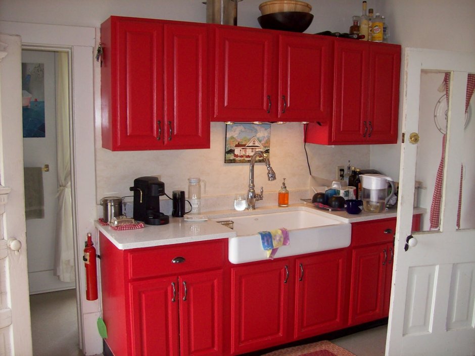 Советская кухня красного цвета