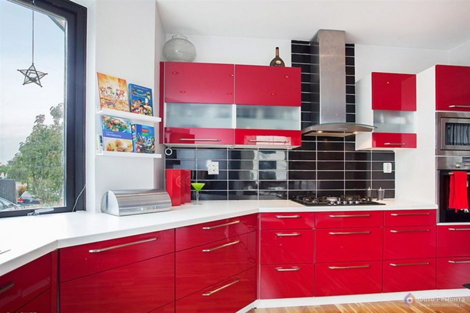 Черно-красная кухня с окном