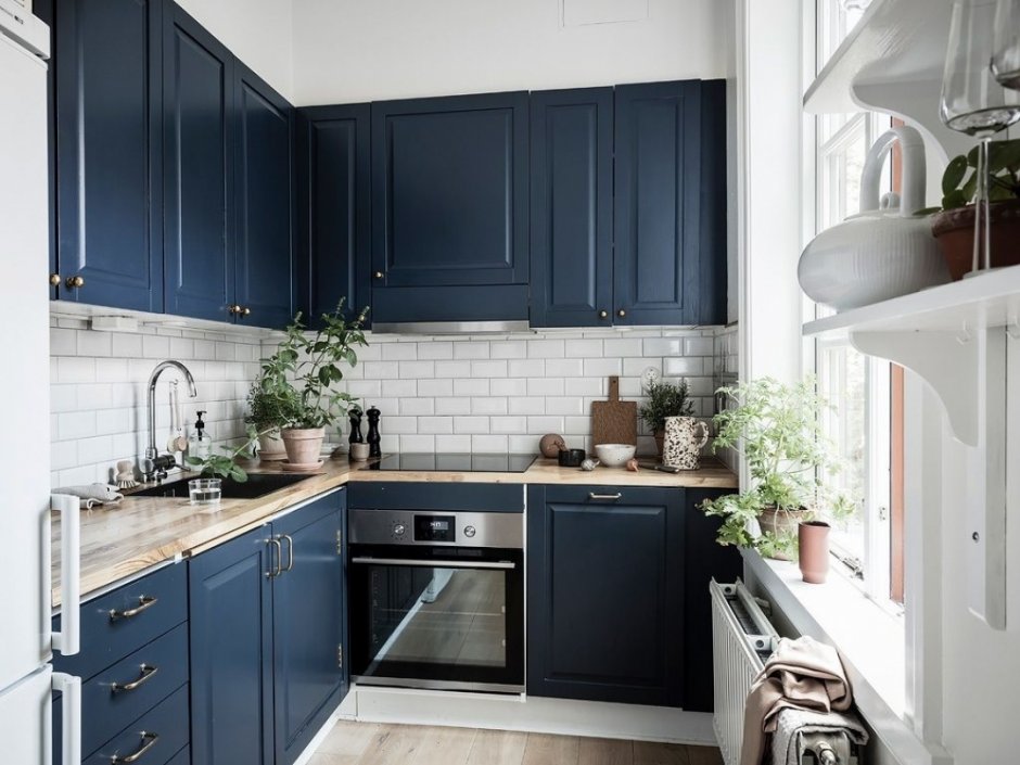 Небольшая кухня в скандинавском стиле синяя