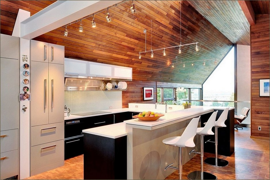 Потолок из дерева на кухне