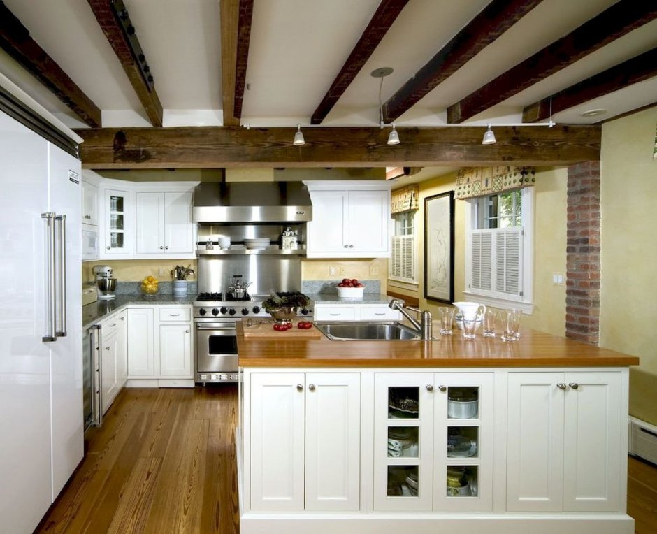 Кухня с балками на потолке