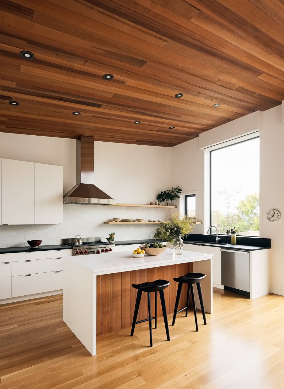 Деревянный потолок в интерьере кухни