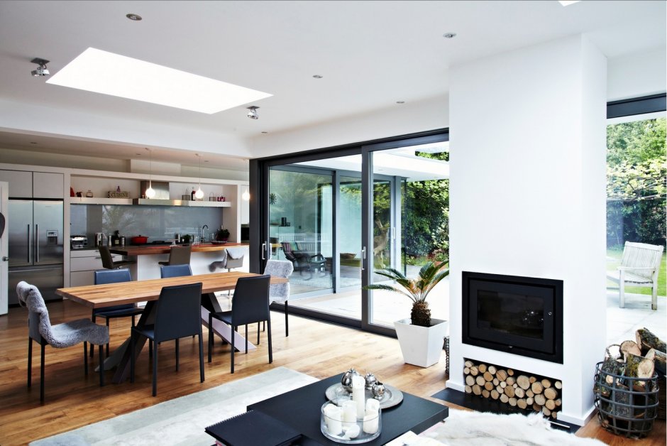 Кухня-гостиная с панорамными окнами в частном доме