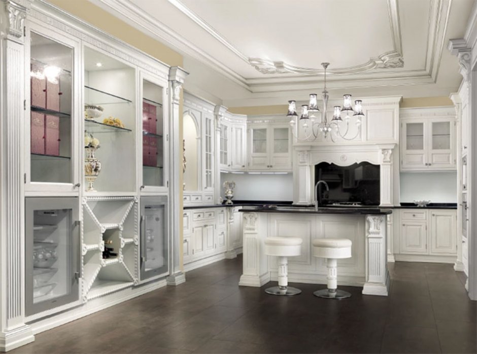 Классическая белая кухня колонны