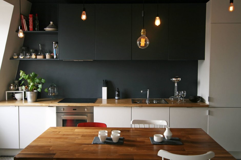 Черная кухня без верхних шкафов