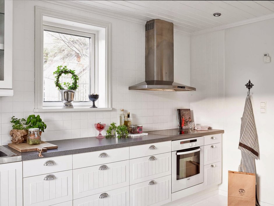 Кухня в скандинавском стиле без навесных шкафов