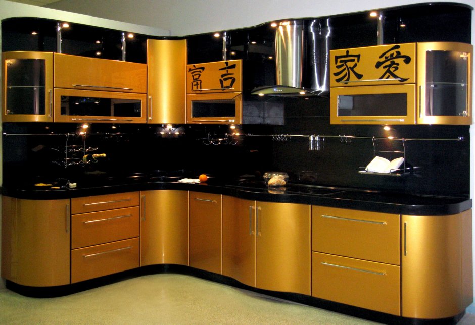 Кухонный гарнитур золотого цвета