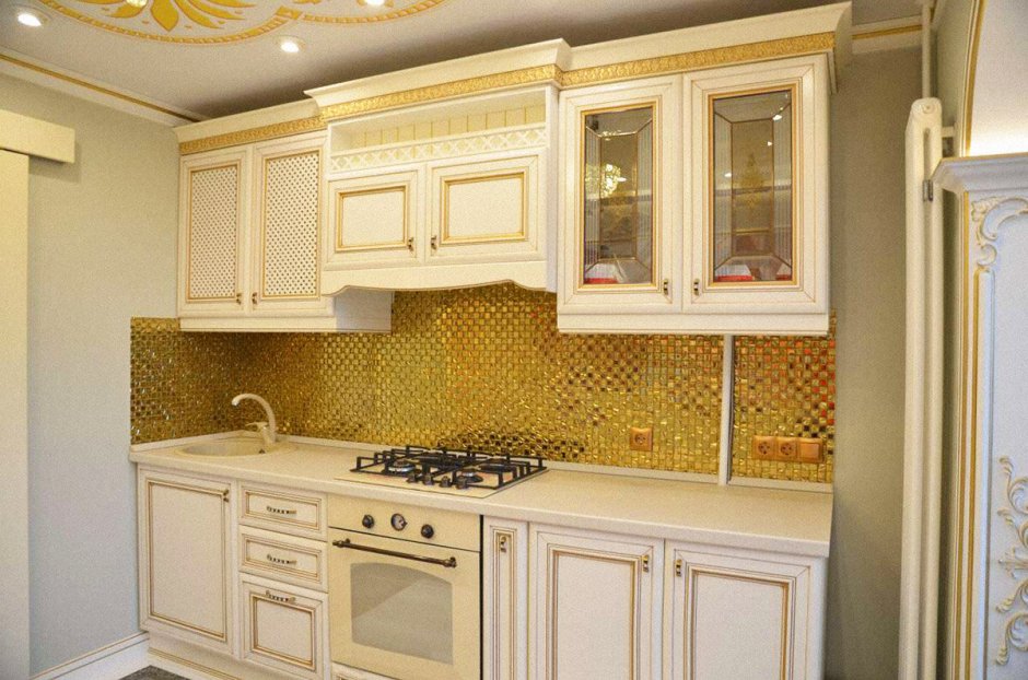 Кухня в бело золотом цвете