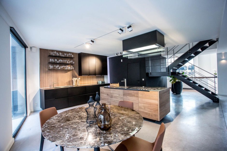 Парень на кухне