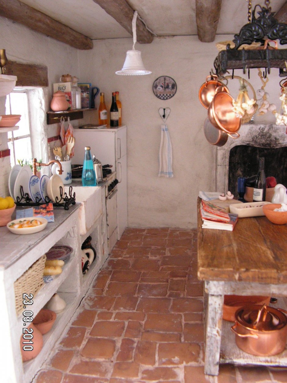 Кухня в сельском доме с печкой
